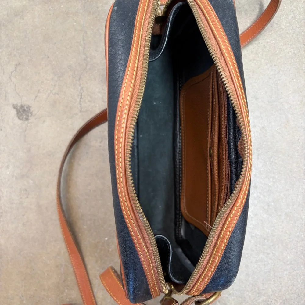 Vintage Dooney & Bourke Camera Bag Black Pebbled Leather Crossbody Brown Trim - Picture 7 of 13